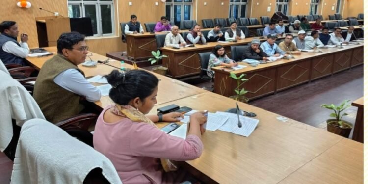 मैनपुरी-आई.जी.आर.एस. पोर्टल पर प्राप्त होने वाले संदर्भों की समीक्षा के दौरान कहा कि कोई भी अधिकारी शिकायत के डिफॉल्ट होने की प्रतीक्षा न करें-जिलाधिकारी अंजनी कुमार सिंह ।