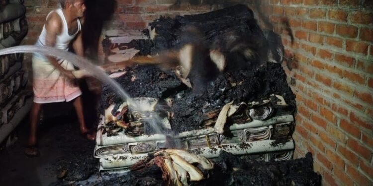 मैनपुरी-करहल चौधरी टेंट हाउस की गोदाम मे लगी आग,लाखों की कारपेट जलकर खाक,कड़ी मशक्कत से पाया काबू ।