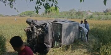 मैनपुरी-करहल बुझिया नहर के समीप खेत में तेज रफ़्तार थार अनियंत्रित होकर खेत मे गिरी,हादसे मे चार लोग घायल ।