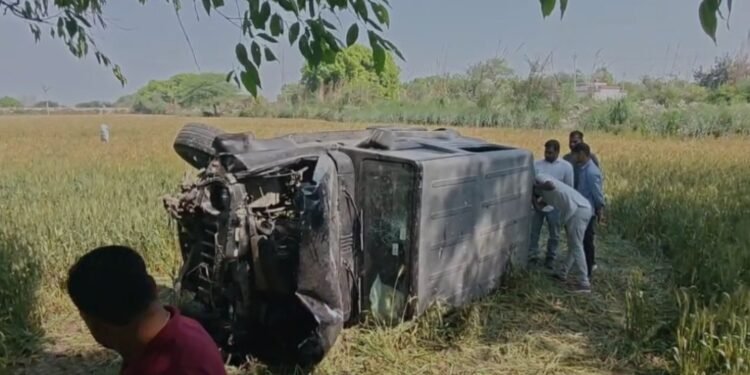 मैनपुरी-करहल बुझिया नहर के समीप खेत में तेज रफ़्तार थार अनियंत्रित होकर खेत मे गिरी,हादसे मे चार लोग घायल ।