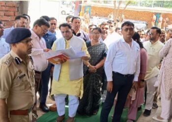 मैनपुरी-प्रभारी मंत्री नरेन्द्र कश्यप ने साइबर थाने और गेहूं क्रय केंद्रों का निरीक्षण किया ।