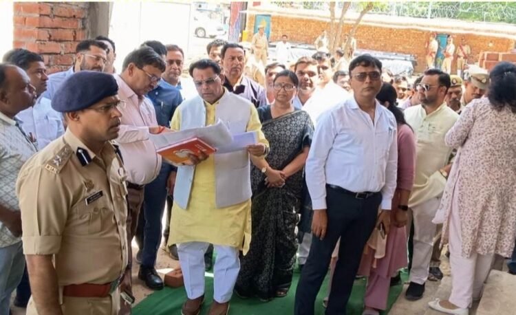 मैनपुरी-प्रभारी मंत्री नरेन्द्र कश्यप ने साइबर थाने और गेहूं क्रय केंद्रों का निरीक्षण किया ।