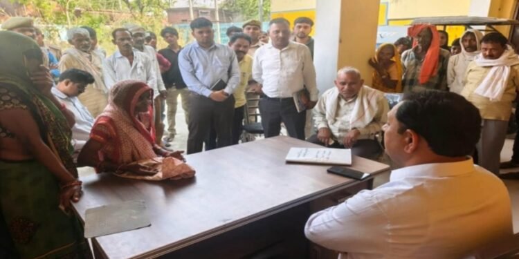 मैनपुरी-फार्मर रजिस्ट्री की धीमी रफ्तार और विकास कार्यों में लापरवाही पर DM ने कड़ी नाराजगी जताई और मौके पर ही कार्रवाई के निर्देश दिए।