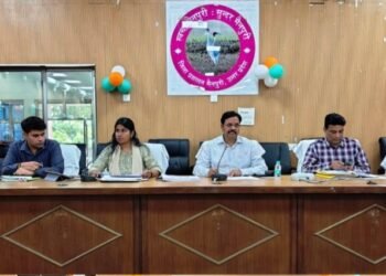 मैनपुरी-जिलाधिकारी के 5 बड़े सख्त आदेश,अधिकारी 10 बजे ऑफिस आएं,हर शिकायत का मौके पर समाधान हो।