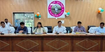 मैनपुरी-जिलाधिकारी के 5 बड़े सख्त आदेश,अधिकारी 10 बजे ऑफिस आएं,हर शिकायत का मौके पर समाधान हो।