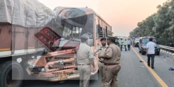 मैनपुरी -आगरा-लखनऊ एक्सप्रेस-वे पर भीषण हादसा: ट्रक से टकराई रोडवेज बस,एक की मौत,20 घायल ।