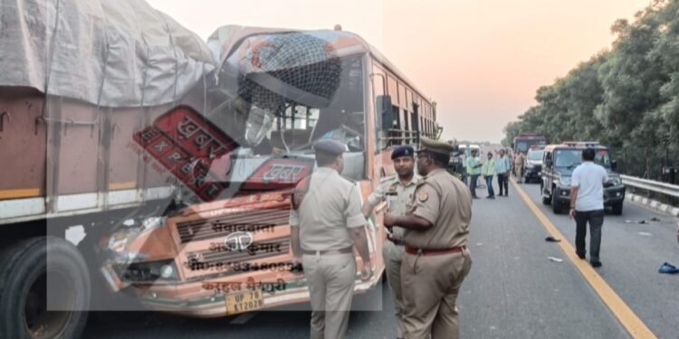 मैनपुरी -आगरा-लखनऊ एक्सप्रेस-वे पर भीषण हादसा: ट्रक से टकराई रोडवेज बस,एक की मौत,20 घायल ।