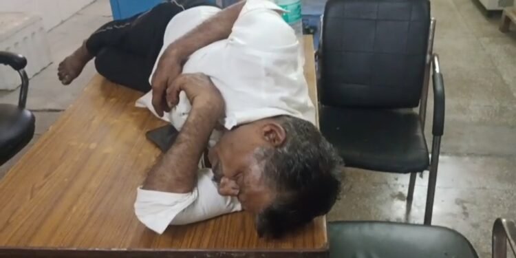 मैनपुरी-करहल स्वास्थ्य विभाग में बड़ी लापरवाही,वैक्सीन रूम में टेबल पर सोते मिले कर्मचारी,वीडियो वायरल ।