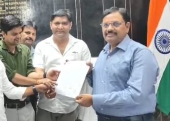मैनपुरी-प्रेस क्लब भवन पर कब्जा,पत्रकारों ने डीएम को सौंपा ज्ञापन,नवनिर्माण की मांग।