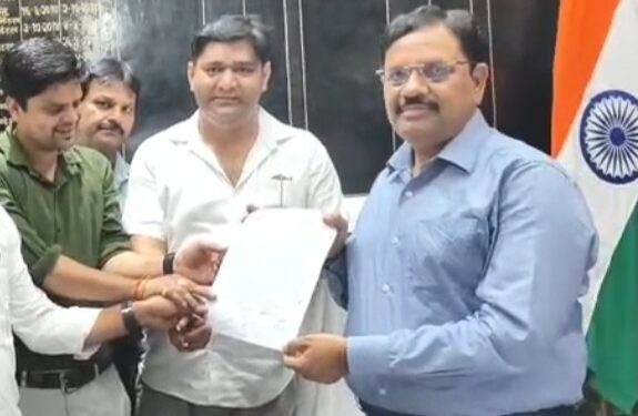 मैनपुरी-प्रेस क्लब भवन पर कब्जा,पत्रकारों ने डीएम को सौंपा ज्ञापन,नवनिर्माण की मांग।