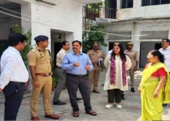 मैनपुरी-DM-SP ने किया 11 केंद्रों का भ्रमण,CCTV-जनरेटर से कड़ी निगरानी,तलाशी के बाद प्रवेश ।