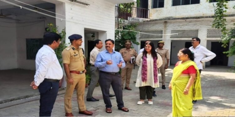 मैनपुरी-DM-SP ने किया 11 केंद्रों का भ्रमण,CCTV-जनरेटर से कड़ी निगरानी,तलाशी के बाद प्रवेश ।