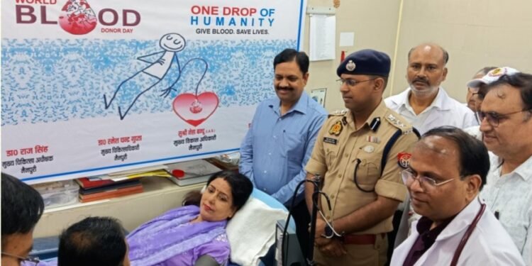 मैनपुरी-DM-SP ने जिला अस्पताल में शिविर शुरू किया,26 बार रक्तदान करने वाले मानवेन्द्र सहित दर्जनों रक्तदाता सम्मानित ।