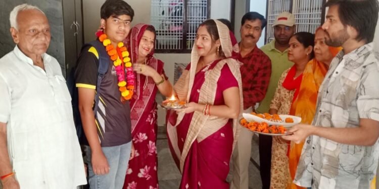 मैनपुरी-करहल क्रॉसबो शूटिंग में कांस्य पदक जीतकर घर लौटे शरनश्री वर्मा,हल्दी-चंदन से तिलक कर हुआ भव्य स्वागत ।